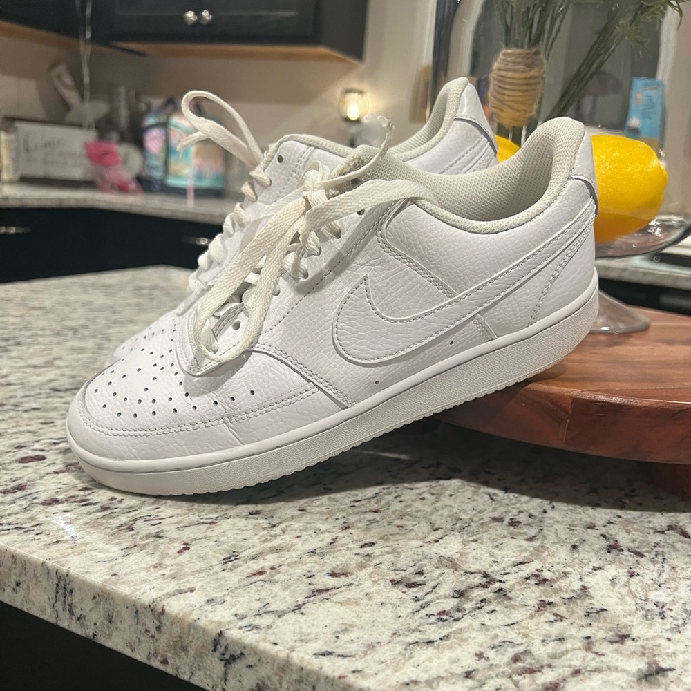 Nike women’s court vision low